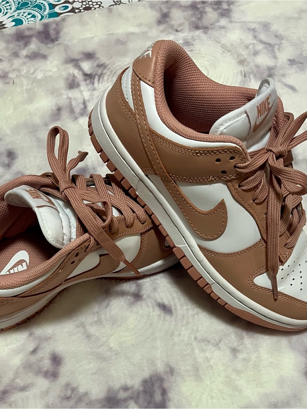 Nike Girls Low-Top Sneakers in Dusty Rose and White - Picture 4 of 6